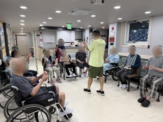 2026년 8월 첫째 주 신체 프로그램_실버 스포츠 '공 굴려 받기 활동'